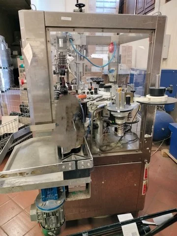 OMB capsuling machine with labeller