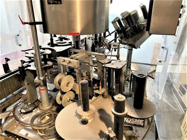 Used labeller Kosme adhesive line photo 3
