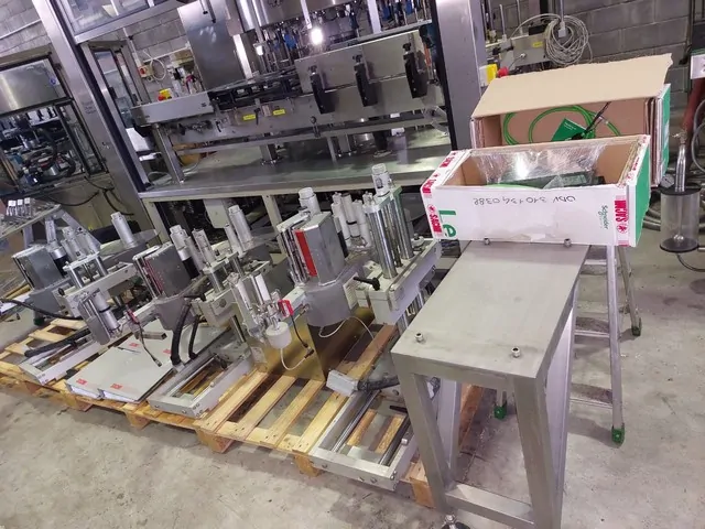 Used labeller Sacmi adhesive 12.000 bph photo 3
