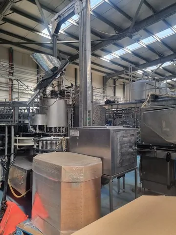 Used Complete Bottling Line PET 2 LT photo 2