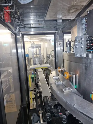 Linea di imbottigliamento Kosme PET Usata — NP 668