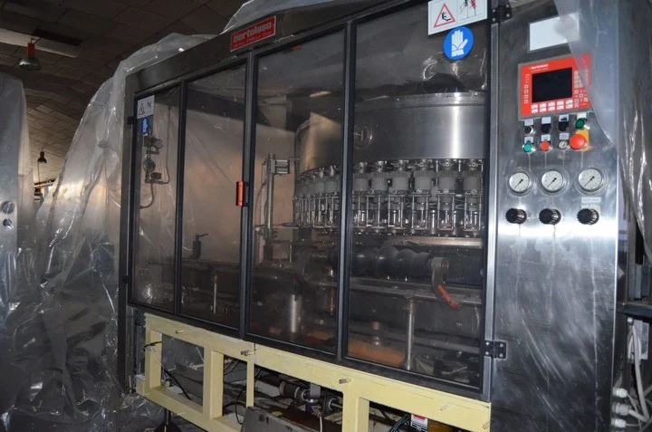 Linea di imbottigliamento usata per vino fermo in vetro