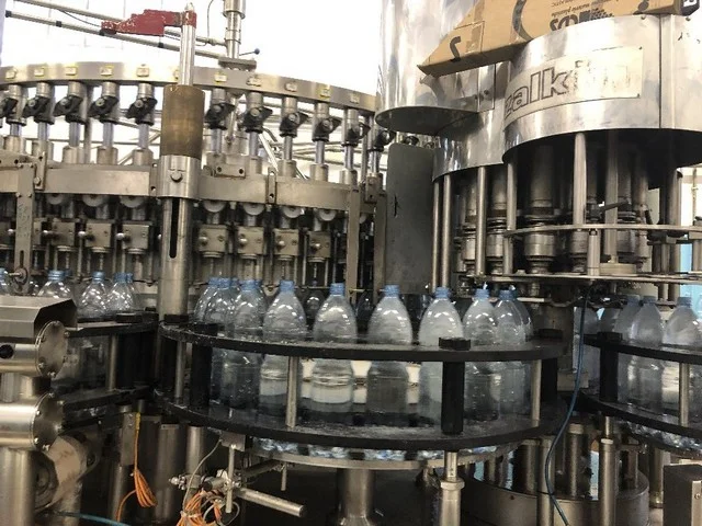Linea di imbottigliamento Sarcmi PET usata per acqua frizzante e naturale — NP 709