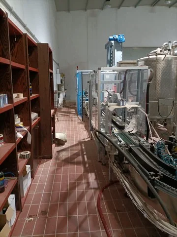 Used gravity glass bottling line photo 9