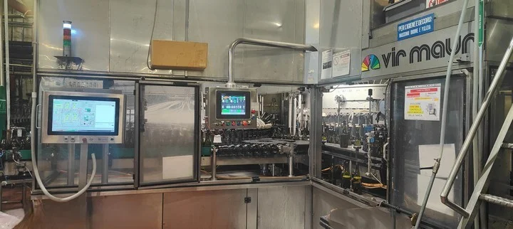 Monoblocco di riempimento isobarico Virmauri usato 80.130.15 per bottiglia in vetro — QT 803