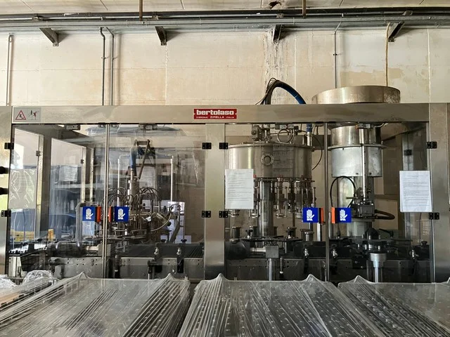 Monoblocco di riempimento gravimetrico Bertolaso usato 12.12.1 per vino fermo