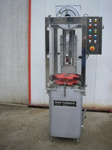 Tappatore Bertolaso usato per tappi a corona BC 395